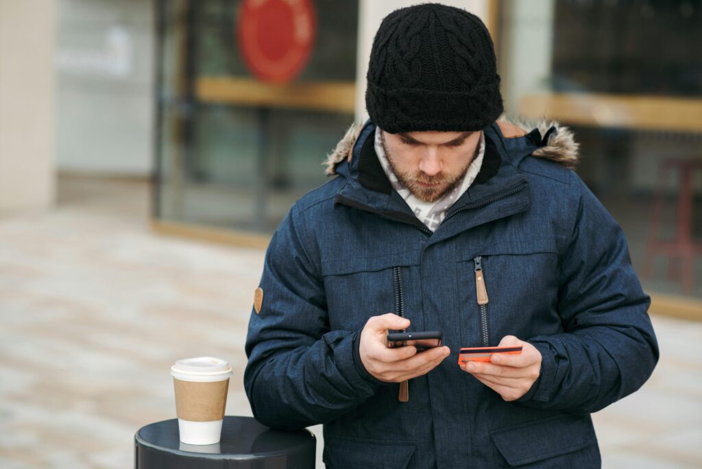 pessoa usando banco digital e cartão físico